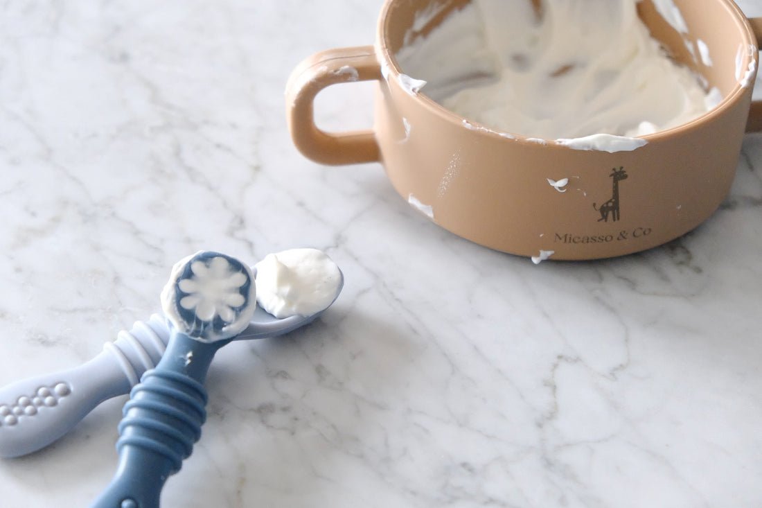 La cuillère d’apprentissage en silicone pour favoriser l’auto-alimentation de bébé