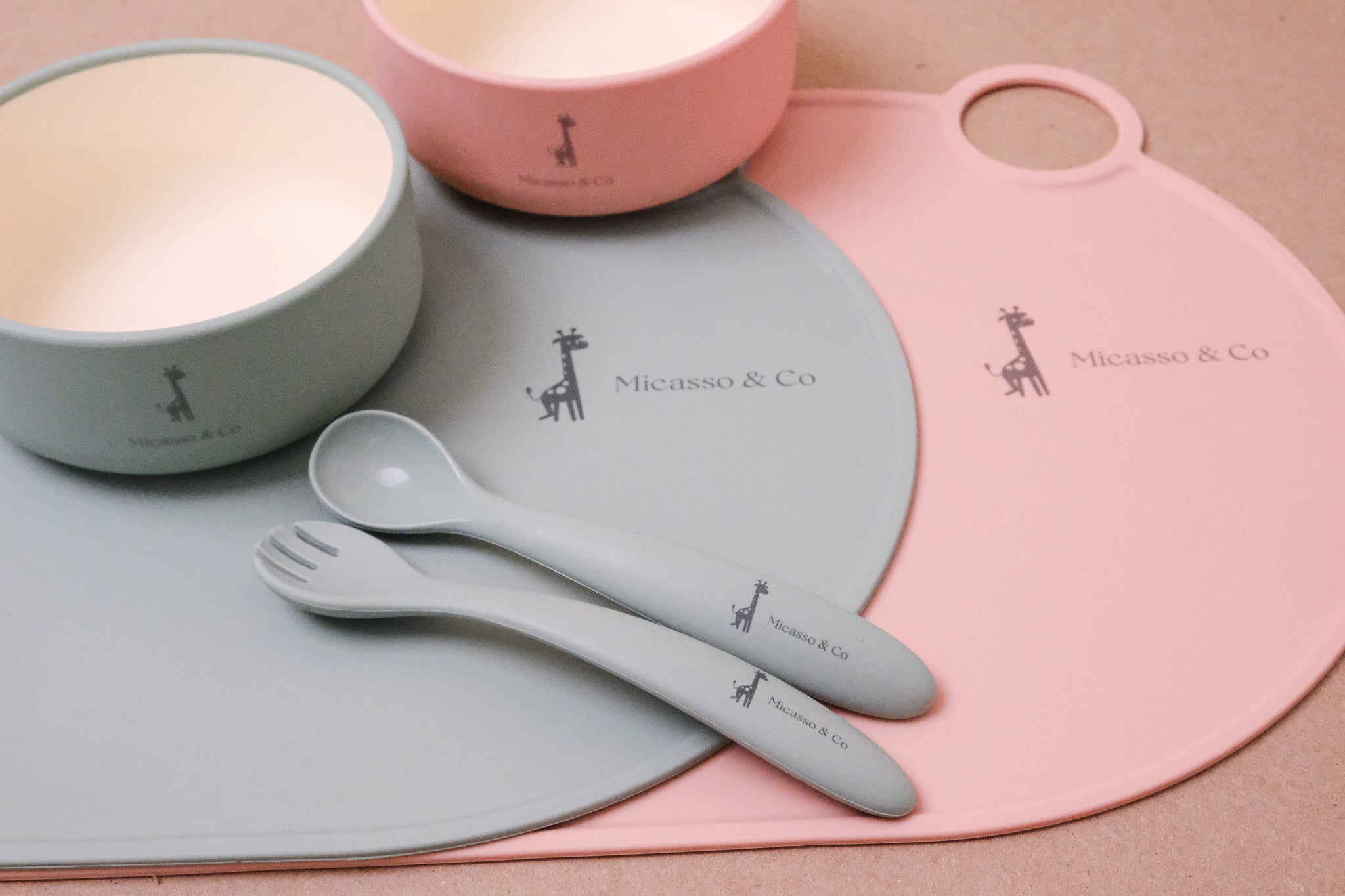 La vaisselle en silicone et les accessoires sont parfaitement adaptés aux besoin de l’enfant