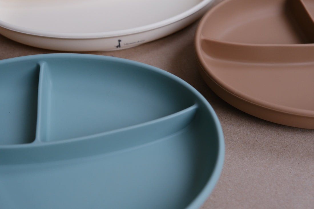 Une assiette à ventouse capable de résister à la force d’un bébé