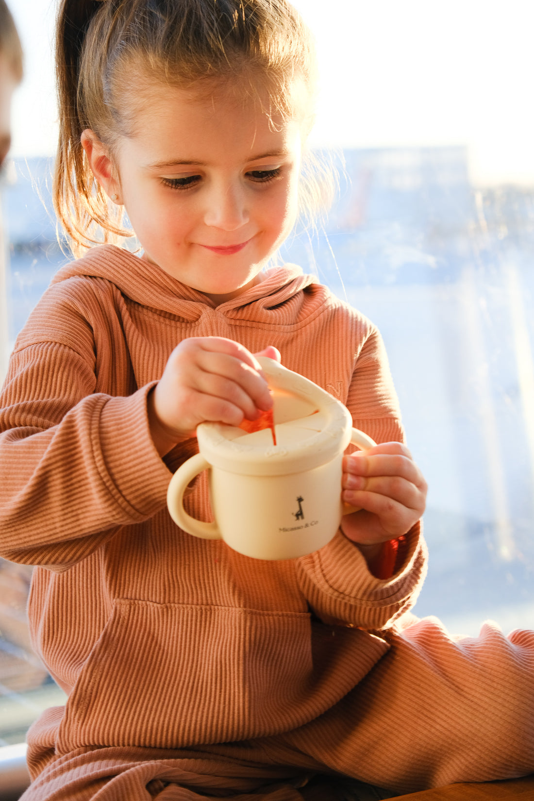 Les indispensables pour un voyage en avion avec de jeunes enfants