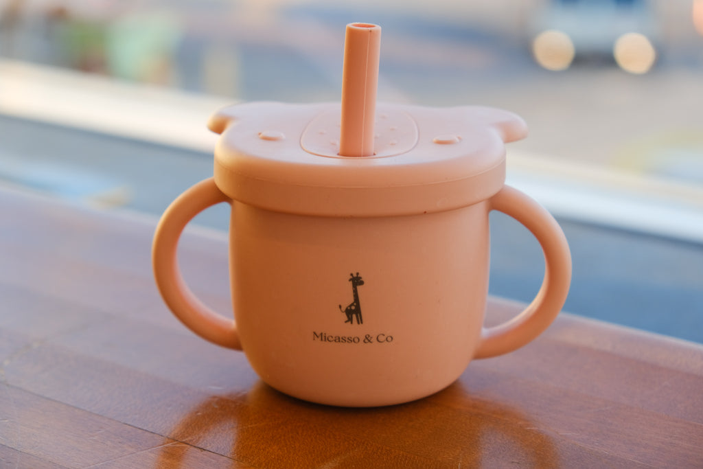 La tasse d’apprentissage pour bébé : un 2 en 1 en silicone bien adapté pour votre enfant