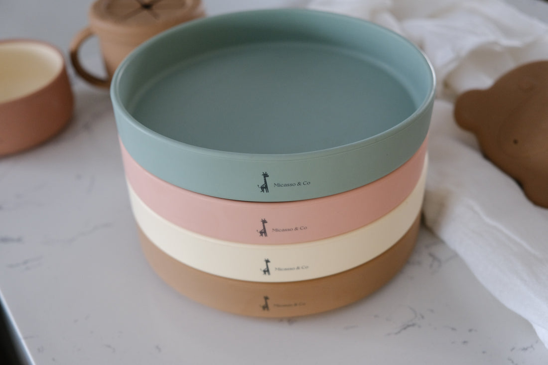 À la table : les petits qui veulent faire comme les grands