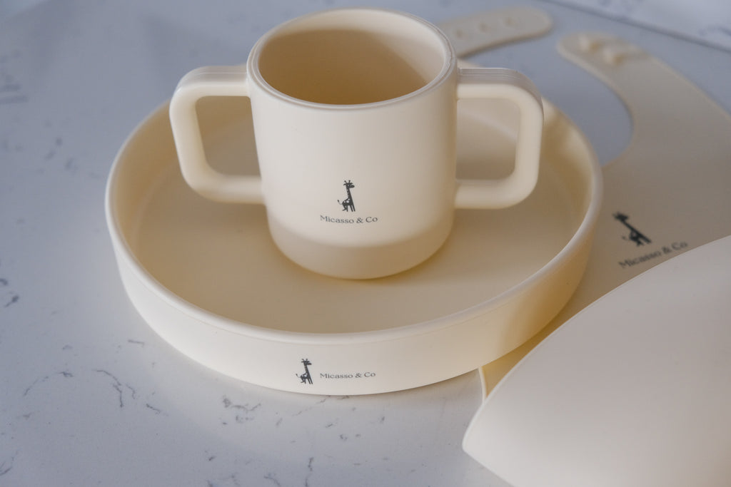 Est-ce que la vaisselle en silicone blanc résiste aux taches?