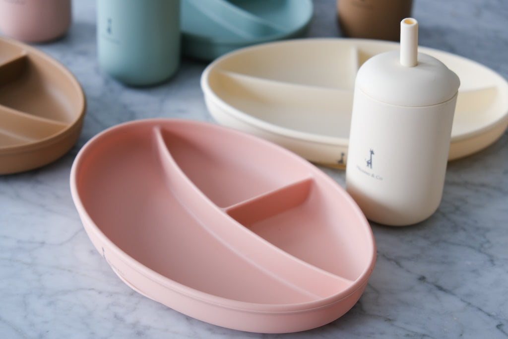 La parfaite idée de cadeau de naissance : ensemble de vaisselle en silicone adapté pour les bébés et les tout-petits
