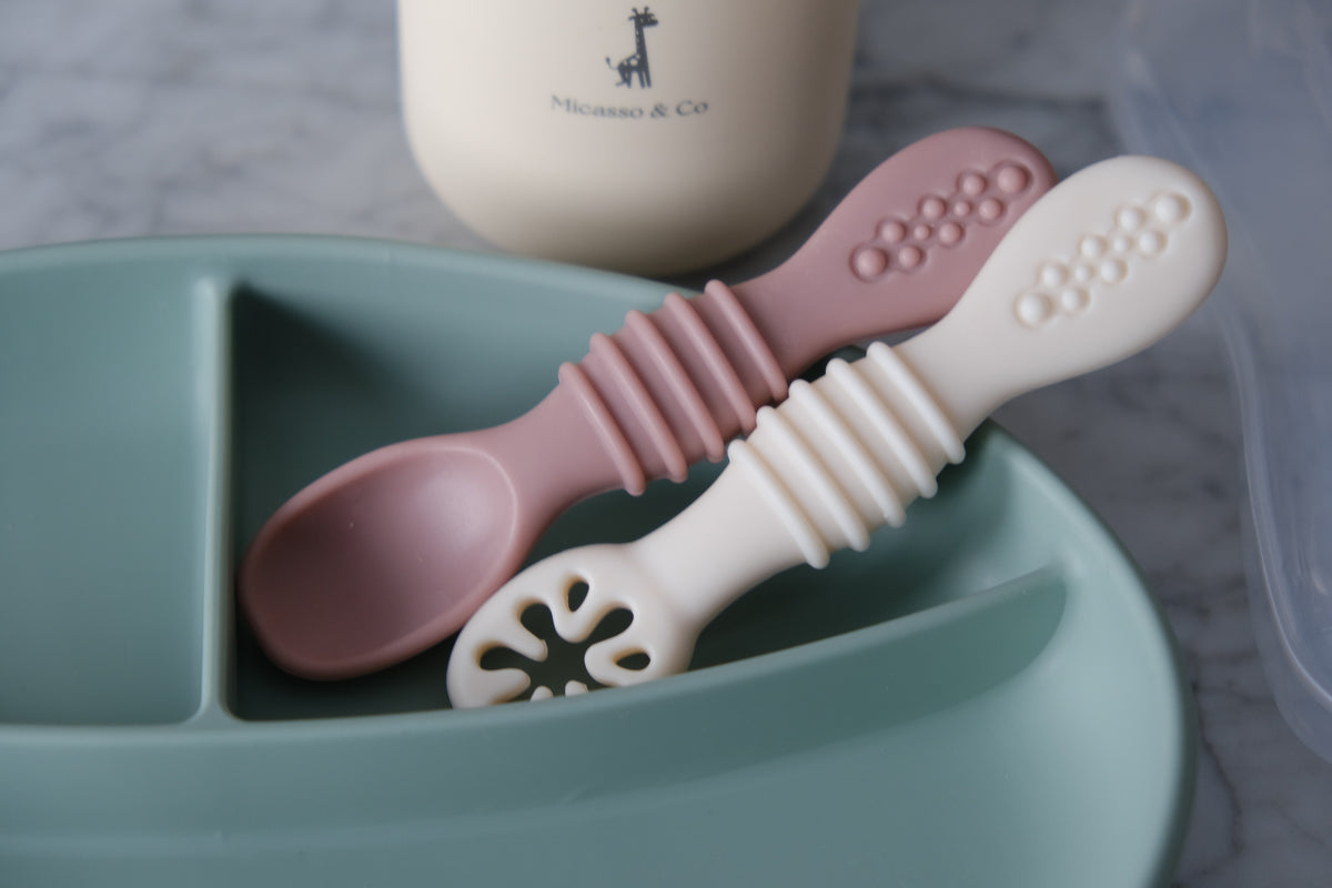 Duo de cuillères d'apprentissage en silicone Micasso & Co pour les premiers repas de bébé, la DME et l'introduction des purées. 