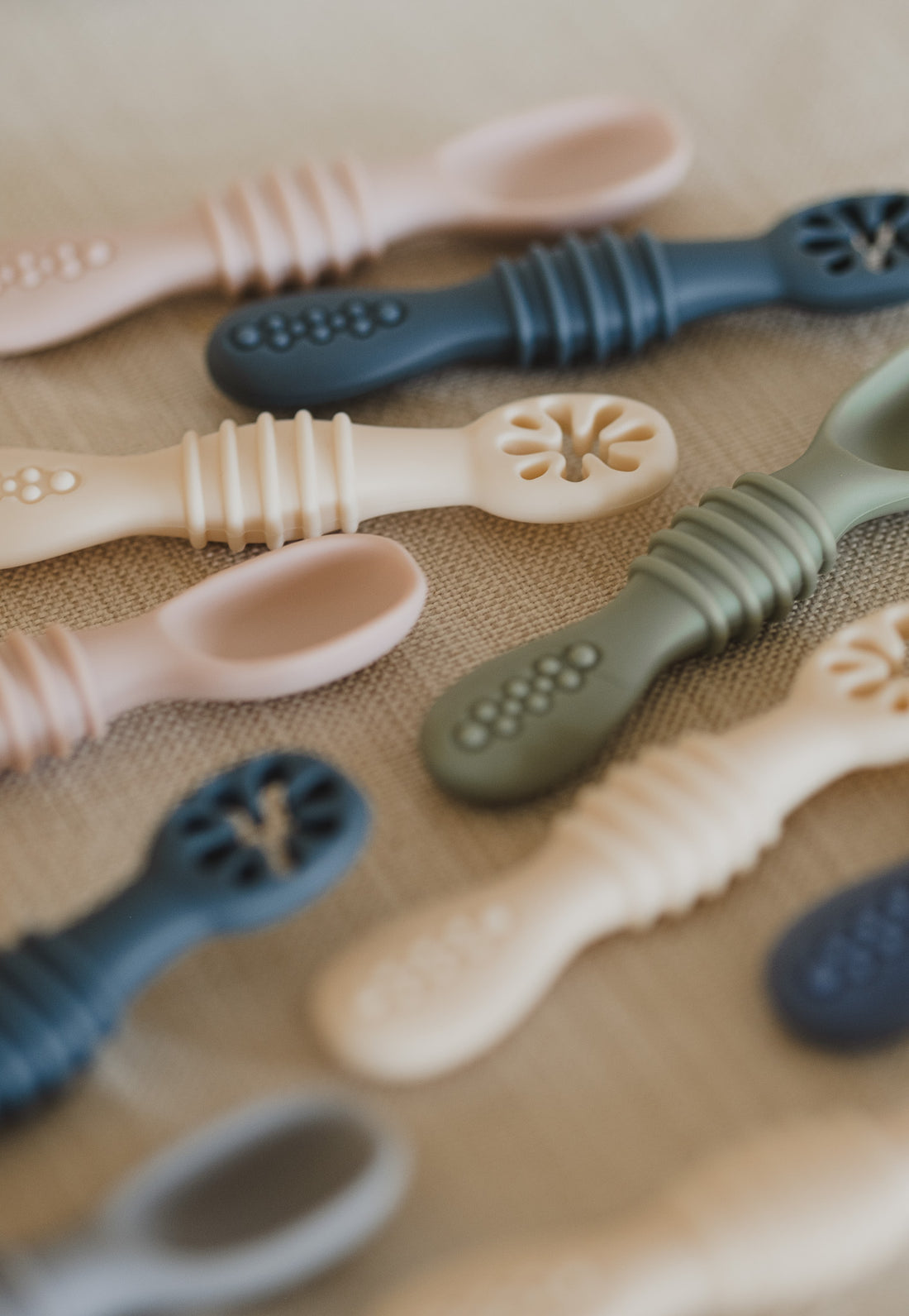 Les cuillères d'apprentissage en silicone : L'outil indispensable pour l'autonomie de bébé dans son introduction alimentaire