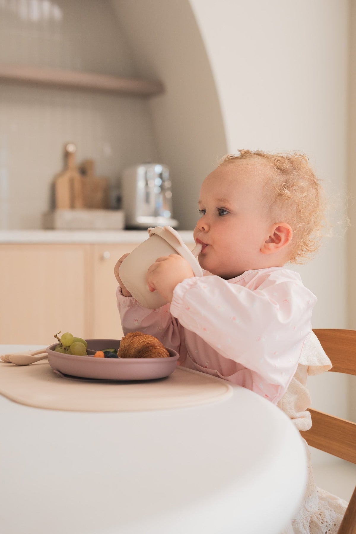 Bébé de 6 mois découvrant ses premiers repas avec la DME
