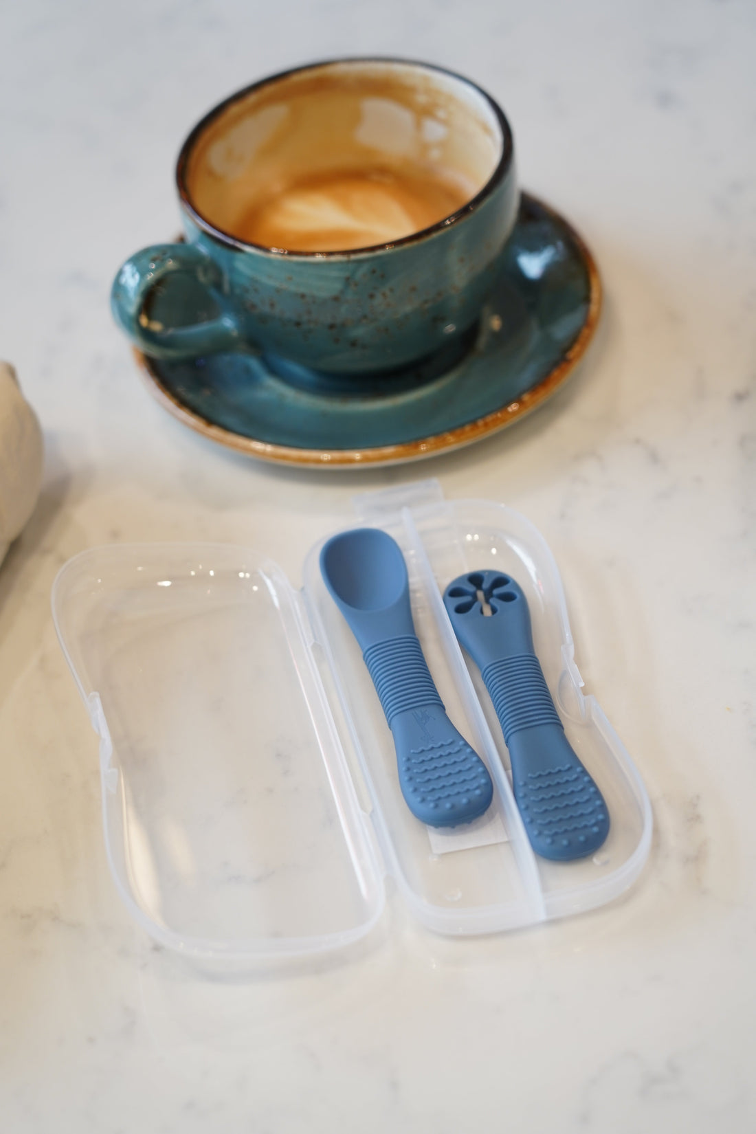 Cuillère d’apprentissage pour bébé Micasso & Co, conçue pour accompagner les premiers repas et favoriser l’autonomie alimentaire.