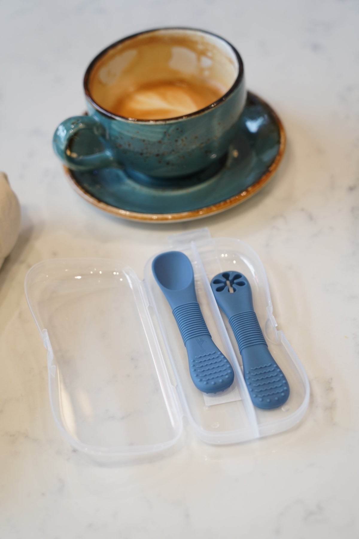Cuillère d’apprentissage pour bébé Micasso & Co, conçue pour accompagner les premiers repas et favoriser l’autonomie alimentaire.