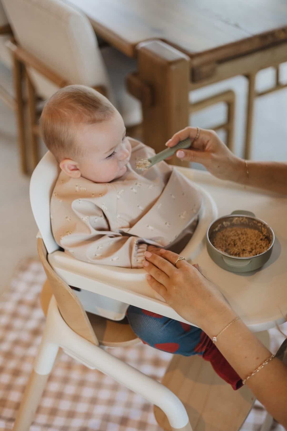  Accessoires de repas pour bébés et enfants Micasso & Co : assiettes en silicone, bavettes et ustensiles d’apprentissage appréciés des parents. 
