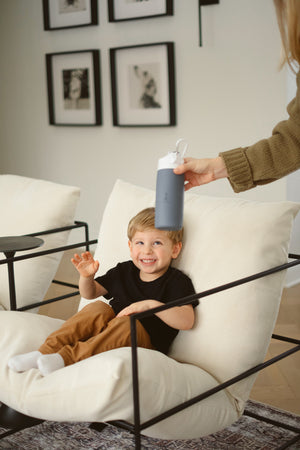 Gourde silicone enfant tenue dans une petite main, format ergonomique
