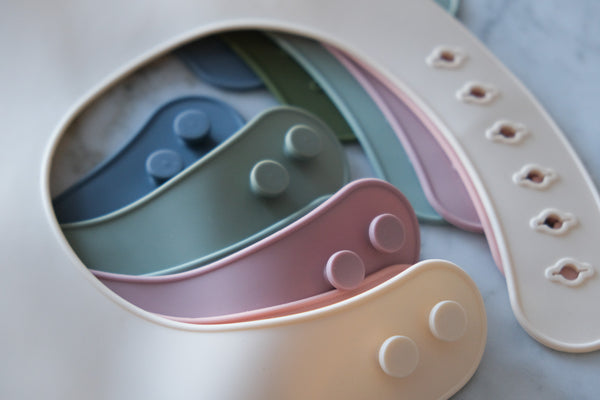 Bavoir ajustable en silicone