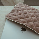 Détail du capitonnage chic de la pochette matelassée pour ordinateur
