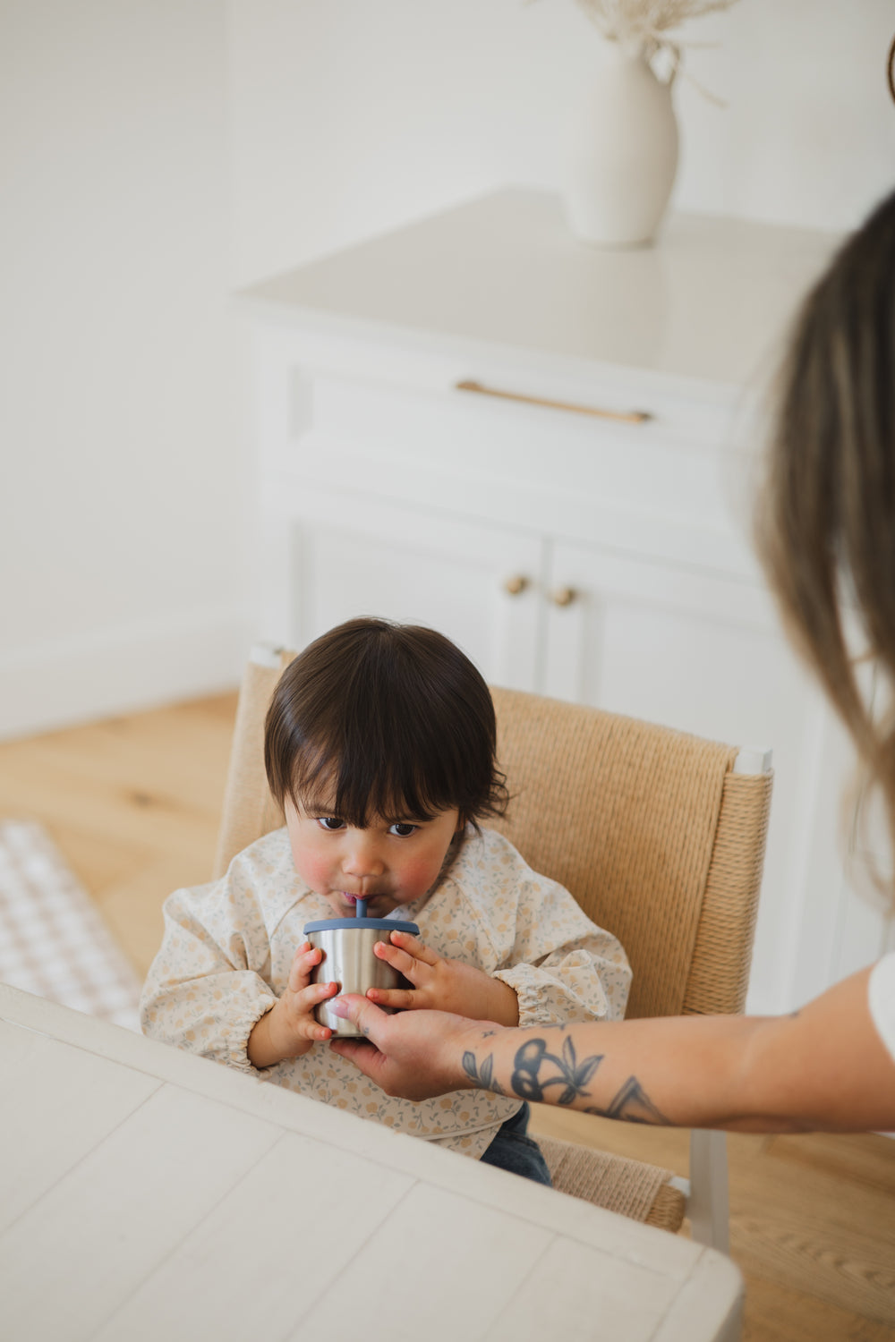Bébé apprend à boire seul avec gobelet à bec et paille Micasso & Co