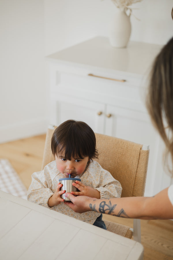 Bébé apprend à boire seul avec gobelet à bec et paille Micasso & Co