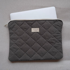 Pochette matelassée pour ordinateur glissée dans un sac à dos
