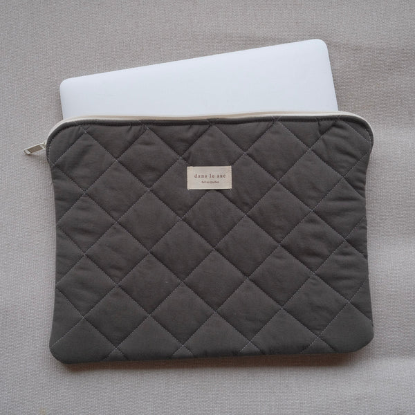 Pochette matelassée pour ordinateur glissée dans un sac à dos
