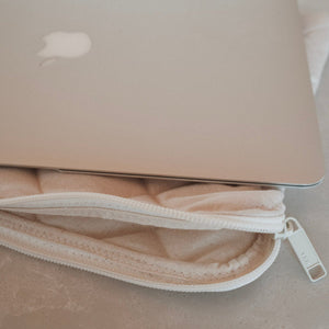 Pochette matelassée pour ordinateur glissée dans un sac à dos

