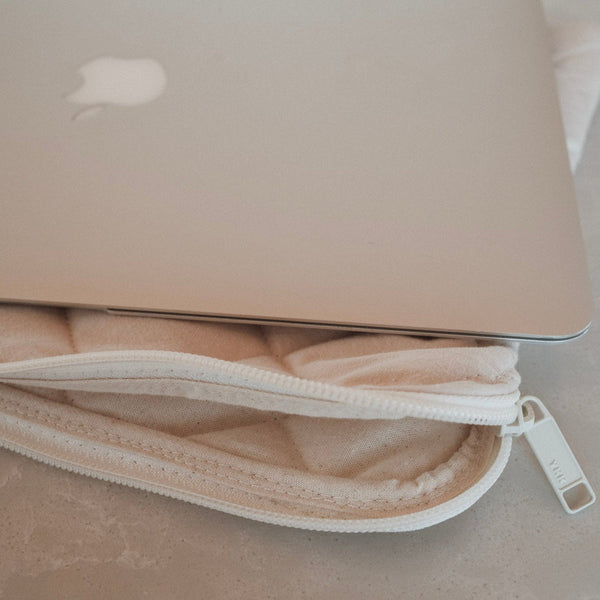 Pochette matelassée pour ordinateur glissée dans un sac à dos
