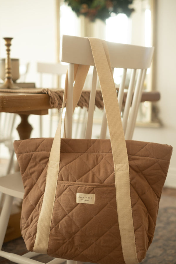fourre-tout tan dans le sac