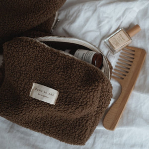 pochette sherpa dans le sac parfaite pour maquillage