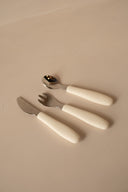 Petit apprend à utiliser ses couverts comme un grand à table