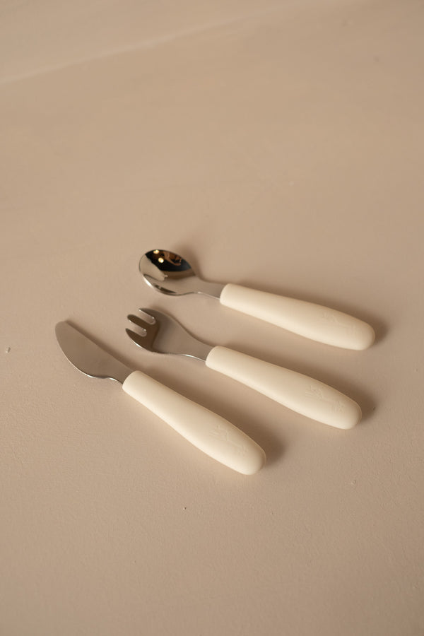 Petit apprend à utiliser ses couverts comme un grand à table