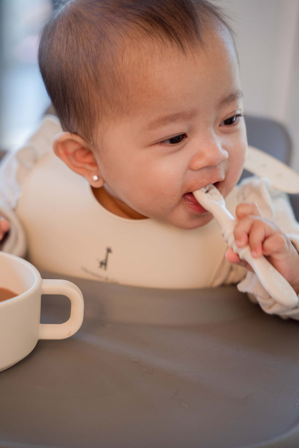 Les cuillères d'apprentissage en silicone