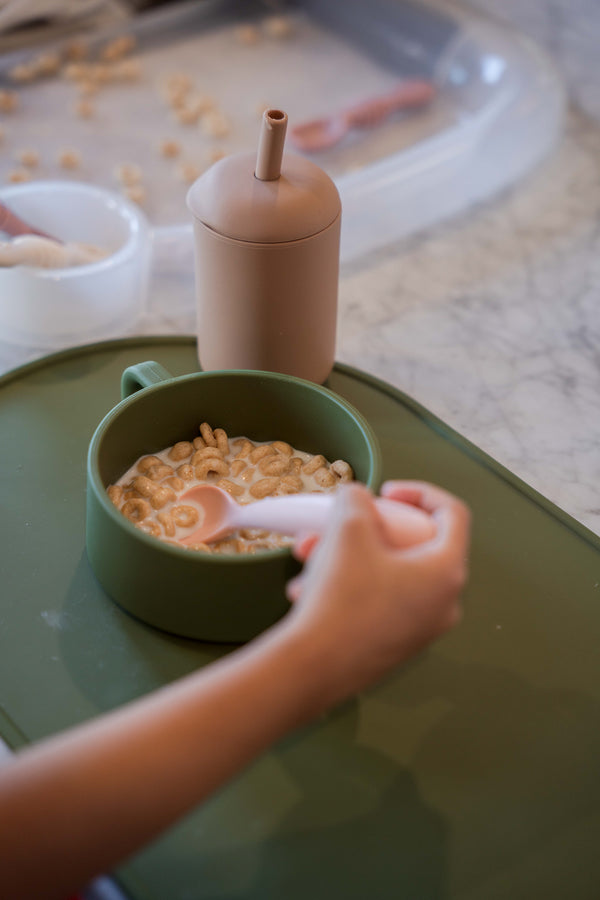 Silicone bowl with handles 